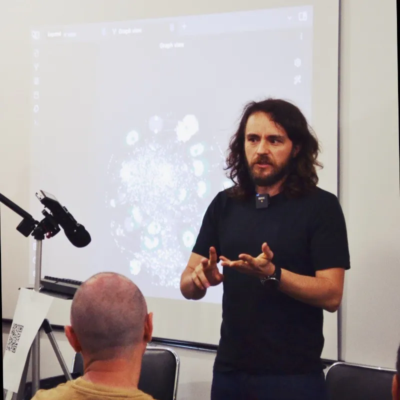 Alin Mechenici, director al școlii, în timpul unei sesiuni recente chen.ist.